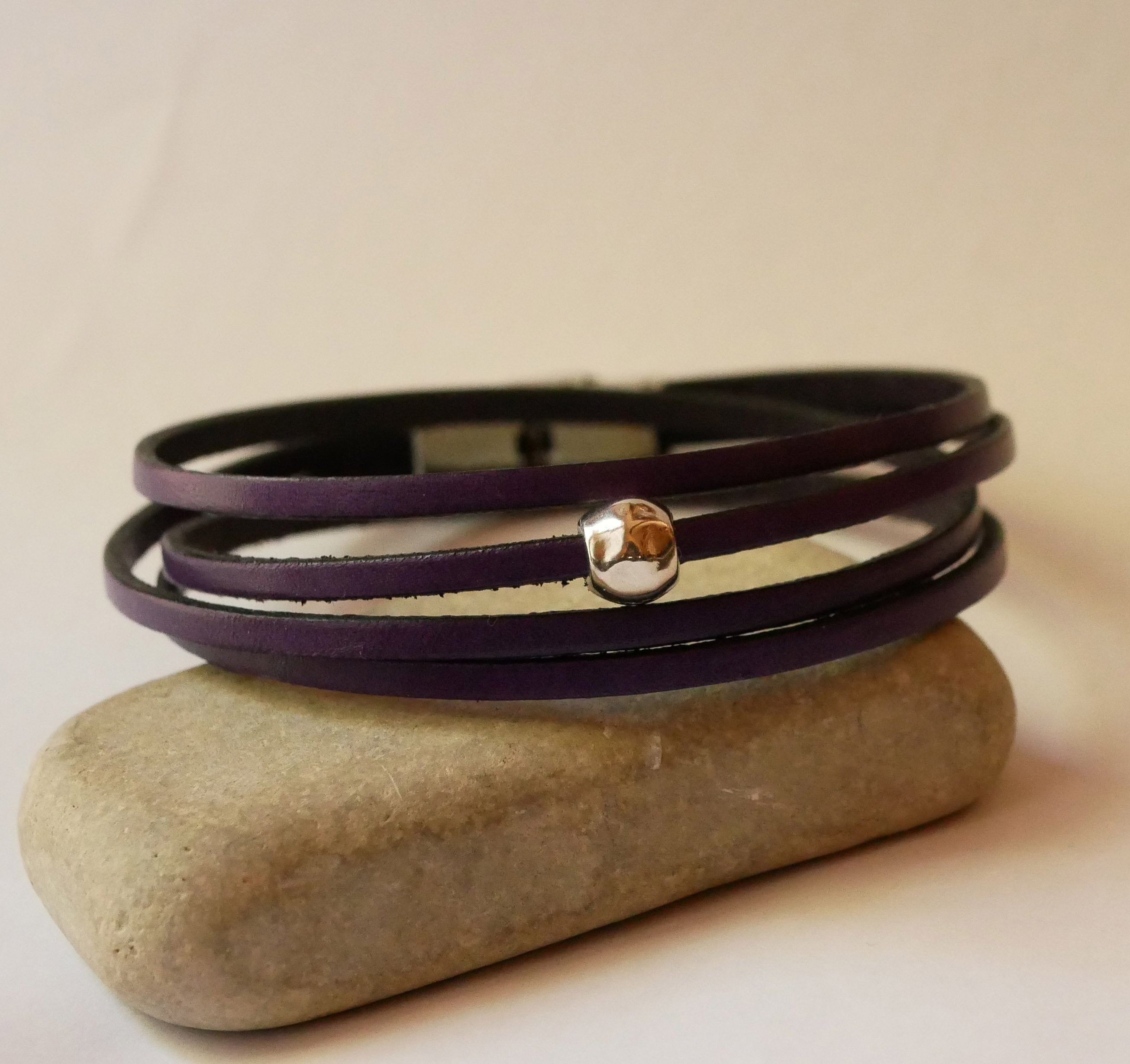 Mycket fint läderarmband, dubbelt varv med pärla 