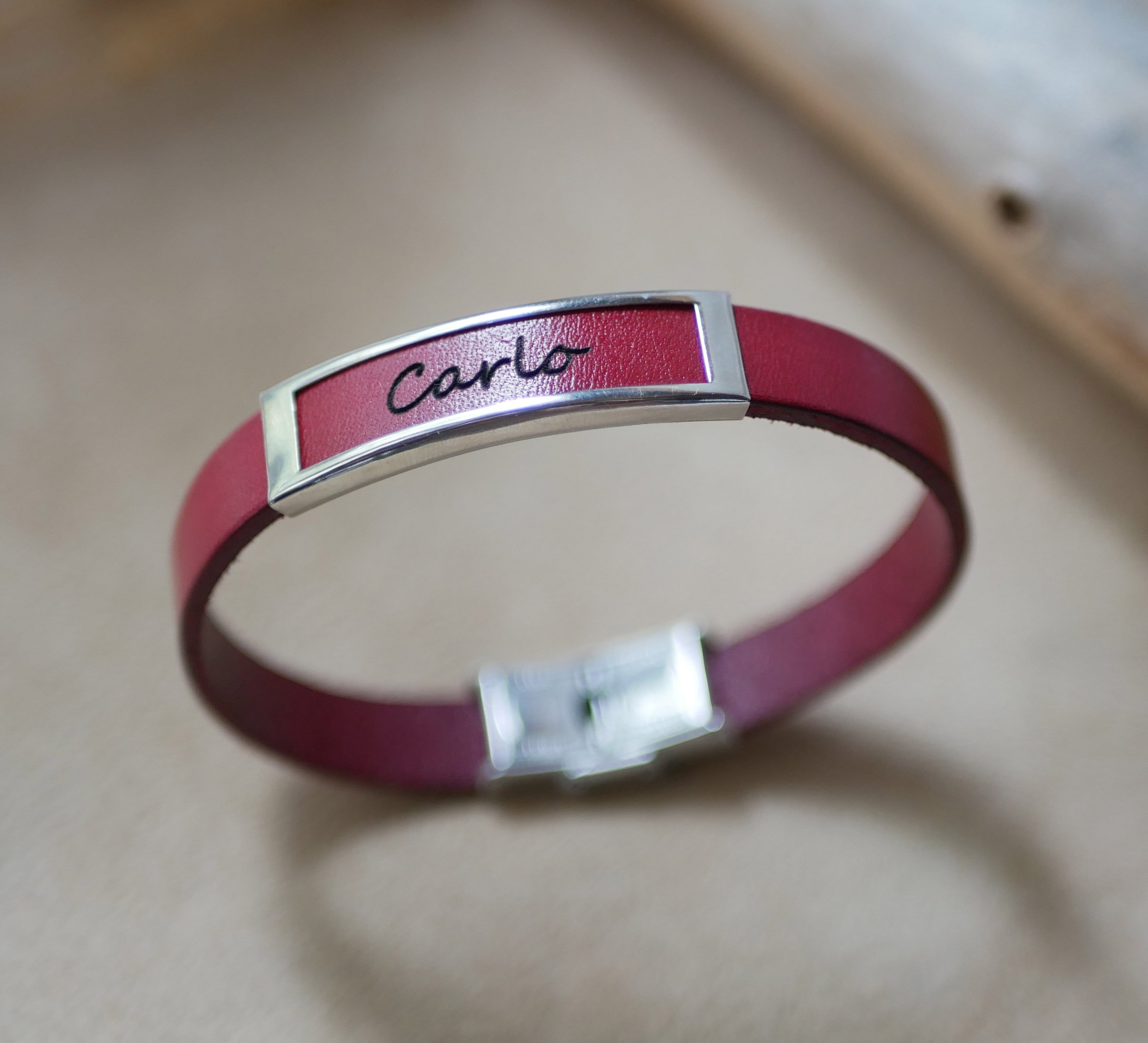 Läderarmband med ram i rostfritt stål graverad med ett förnamn eller ett ord 
