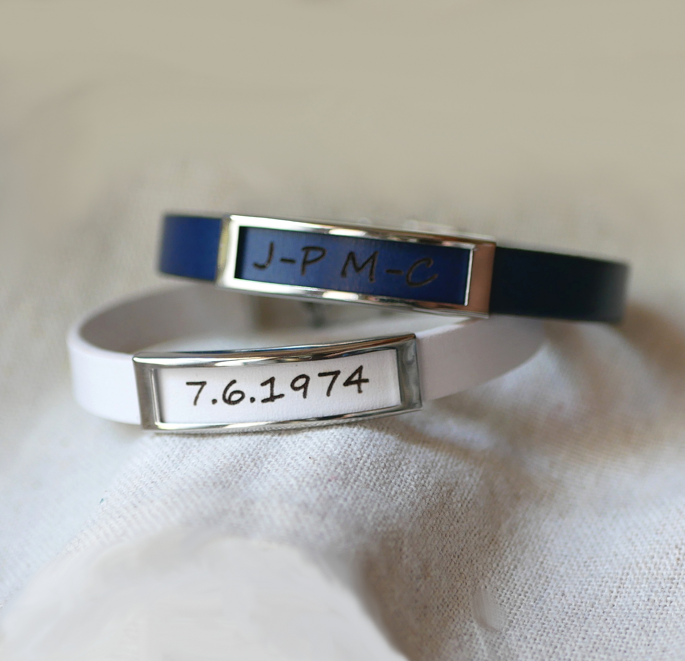 L&auml;derarmband med ram i rostfritt st&aring;l graverad med ett f&ouml;rnamn eller ett ord 