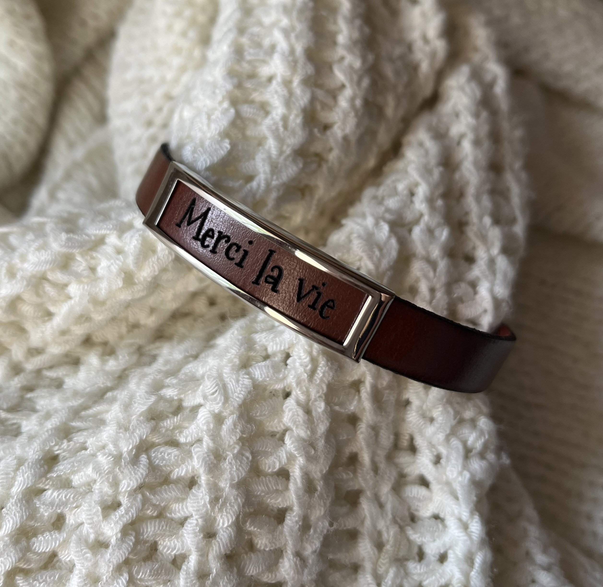 L&auml;derarmband med ram i rostfritt st&aring;l graverad med ett f&ouml;rnamn eller ett ord 