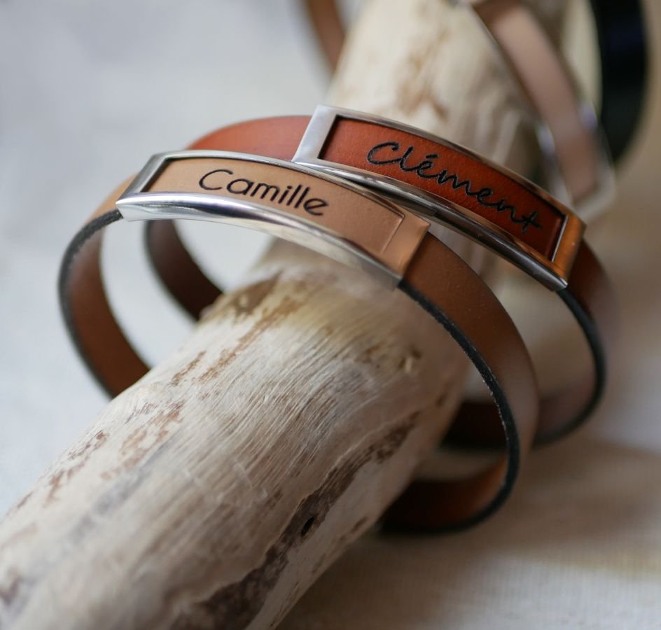Läderarmband med ram i rostfritt stål graverad med ett förnamn eller ett ord 