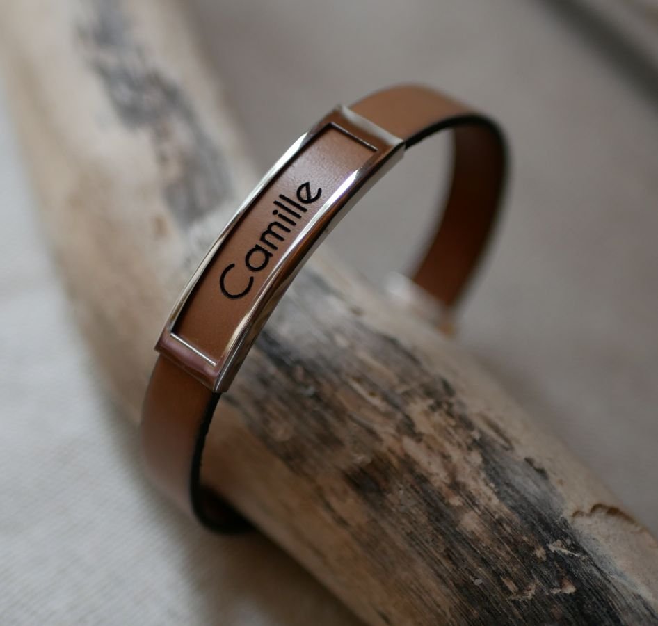 Läderarmband med ram i rostfritt stål graverad med ett förnamn eller ett ord 