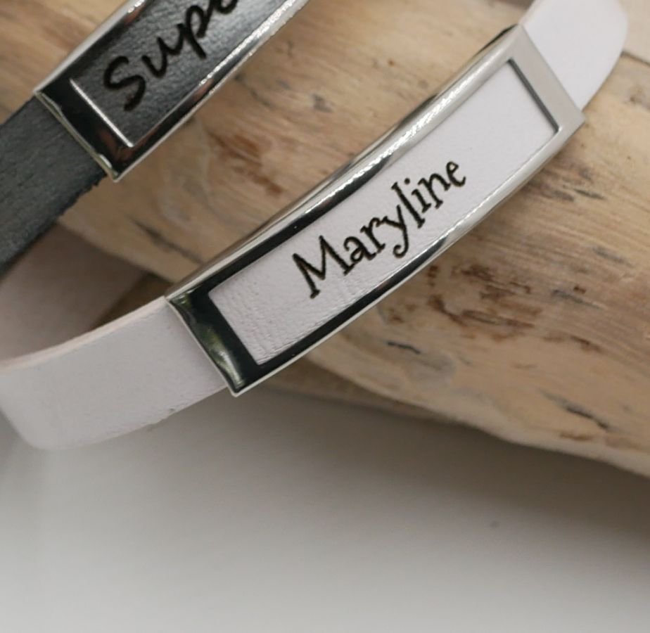 Läderarmband med ram i rostfritt stål graverad med ett förnamn eller ett ord 