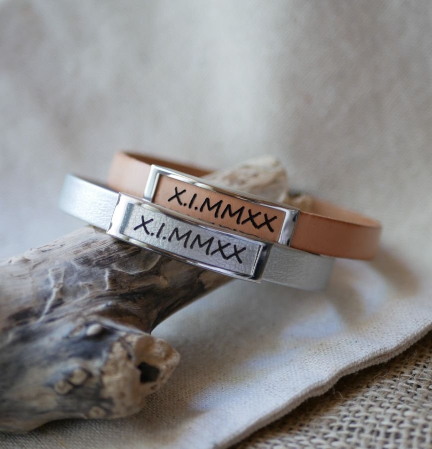 Läderarmband med ram i rostfritt stål graverad med ett förnamn eller ett ord 