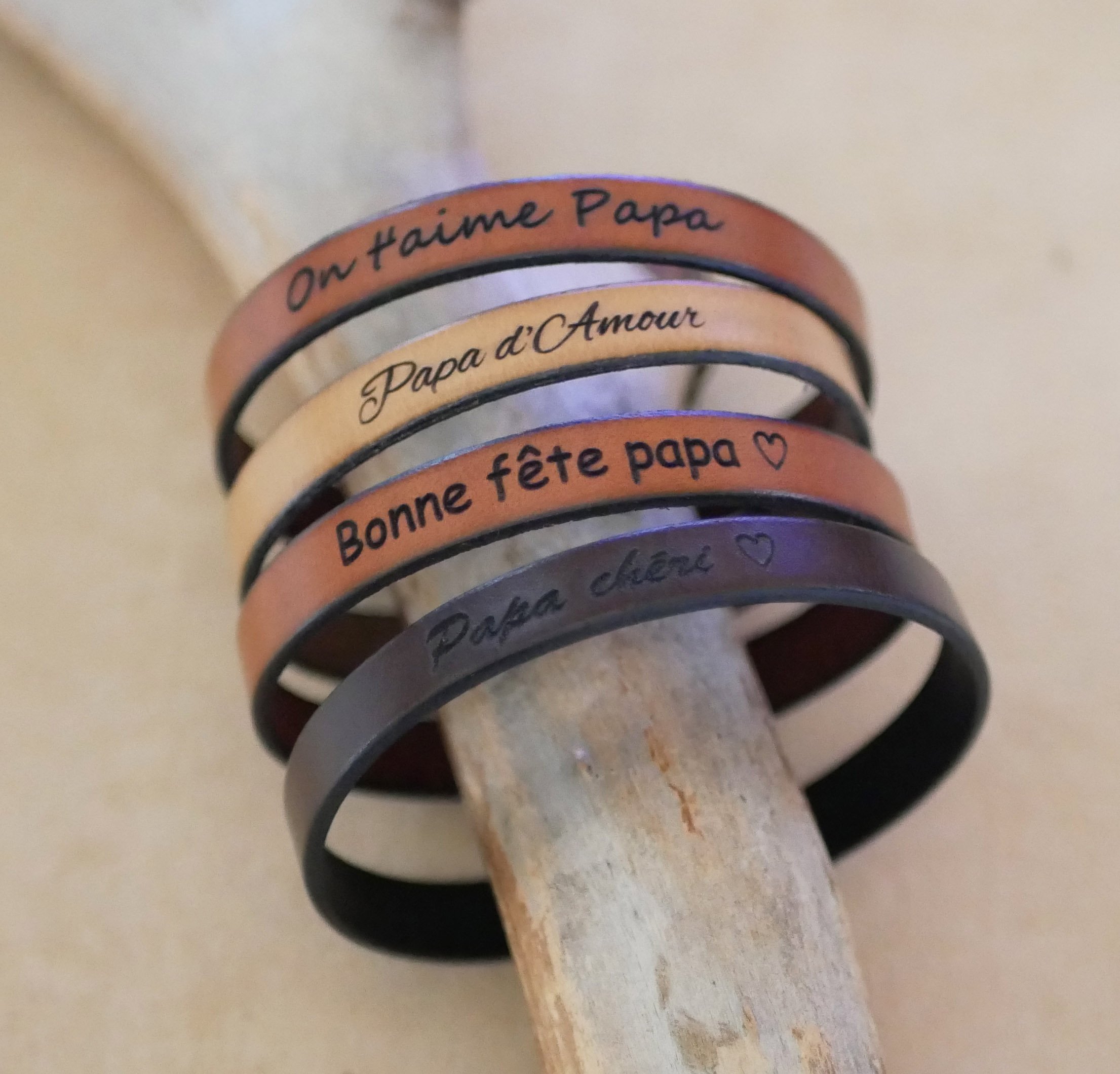 Läderarmband som kan göras personligt genom gravyr Svart magnetlås