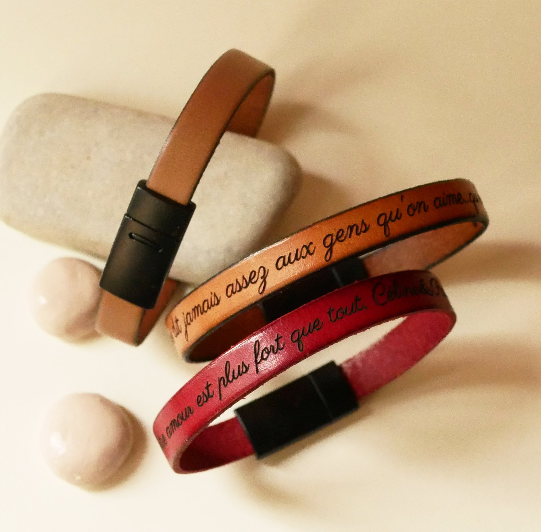 L&auml;derarmband som kan g&ouml;ras personligt genom gravyr Svart magnetl&aring;s