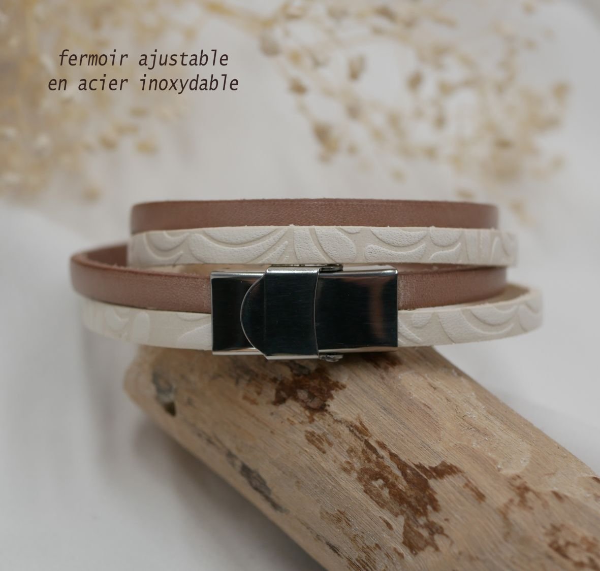 Dubbelt läderarmband vitt med relief och valfri färg som kan personaliseras genom gravering.