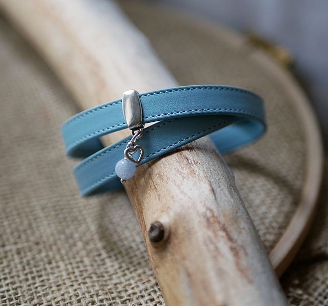 Himmelbl&aring; dubbel l&auml;derrem med s&ouml;mmar och valfritt h&auml;nge