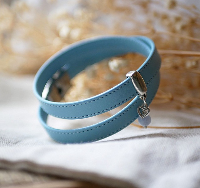 Himmelbl&aring; dubbel l&auml;derrem med s&ouml;mmar och valfritt h&auml;nge