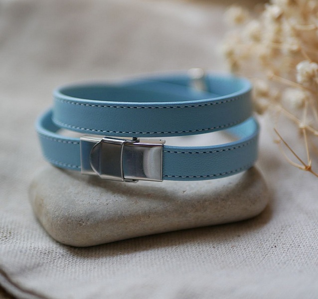 Himmelbl&aring; dubbel l&auml;derrem med s&ouml;mmar och valfritt h&auml;nge