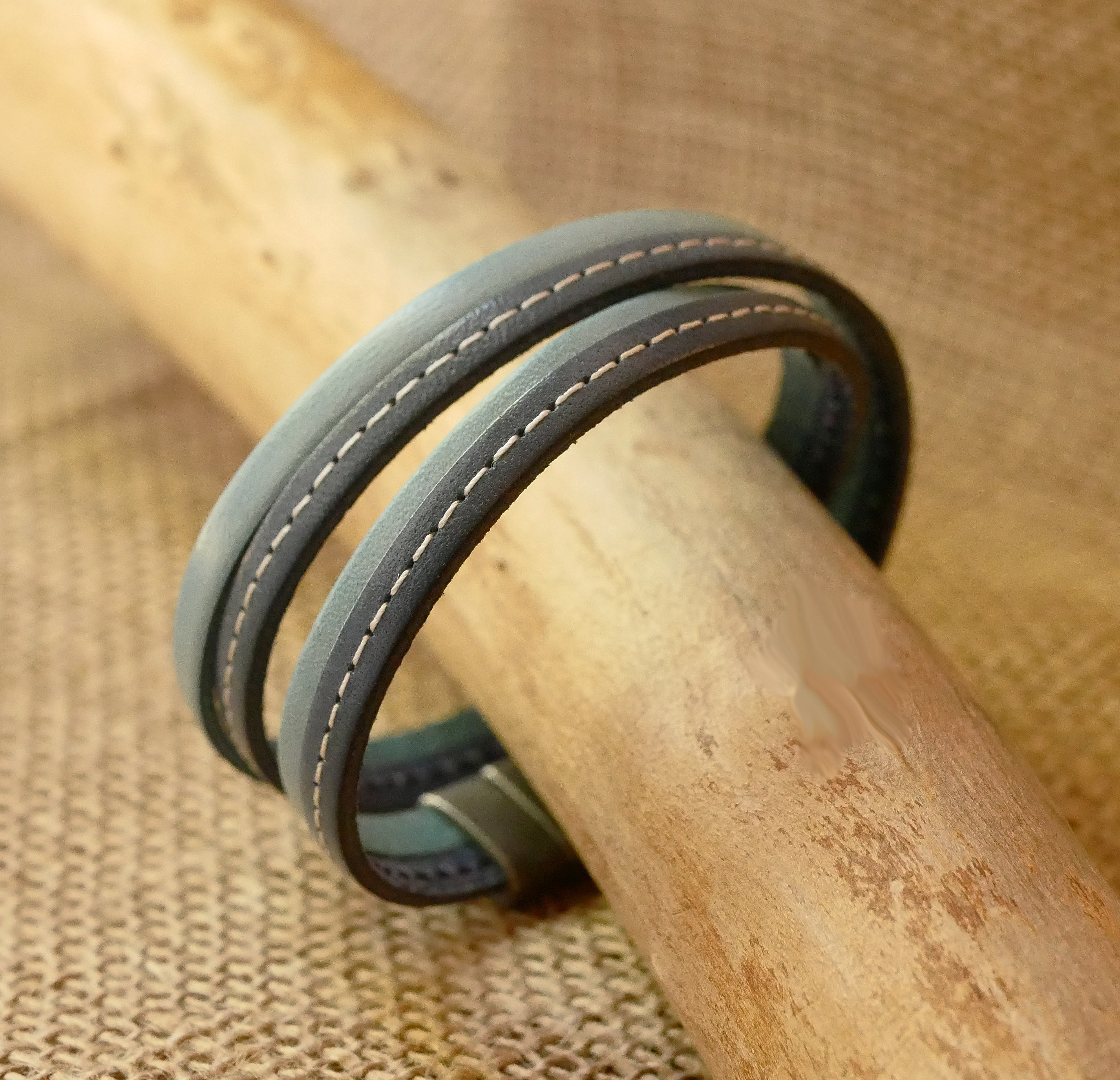 Bl&aring; dubbelsydd l&auml;derrem med magnetl&aring;s