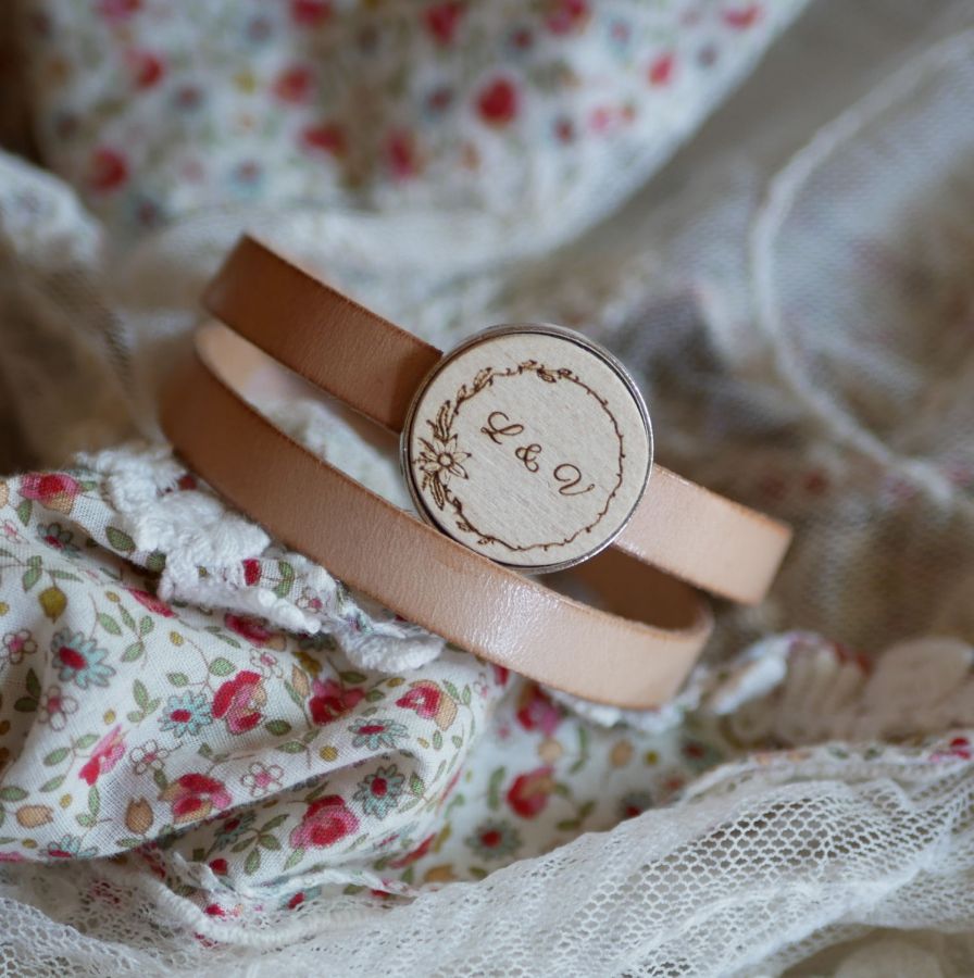 Dubbelt läderarmband med graverad träcabochon som kan anpassas
