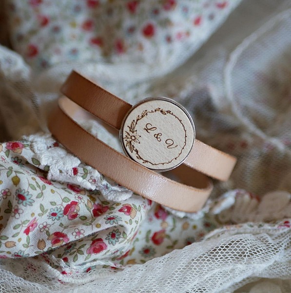 Dubbelt l&auml;derarmband med graverad tr&auml;cabochon som kan anpassas