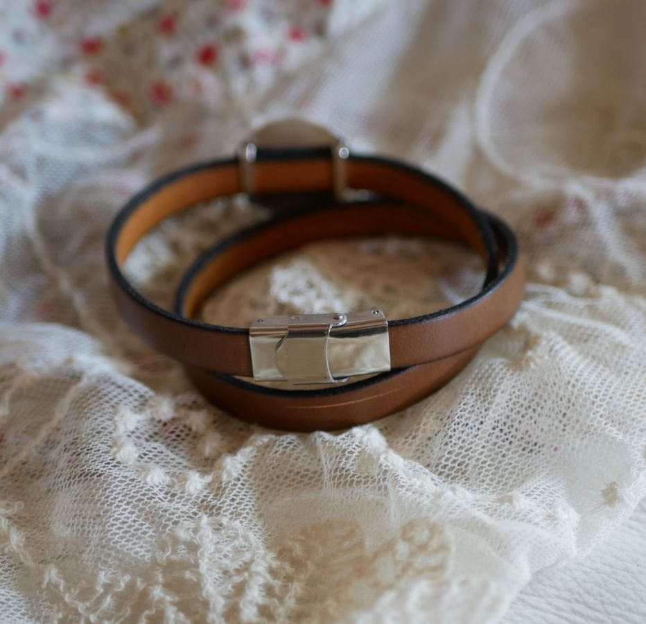 Dubbelt läderarmband med graverad träcabochon som kan anpassas