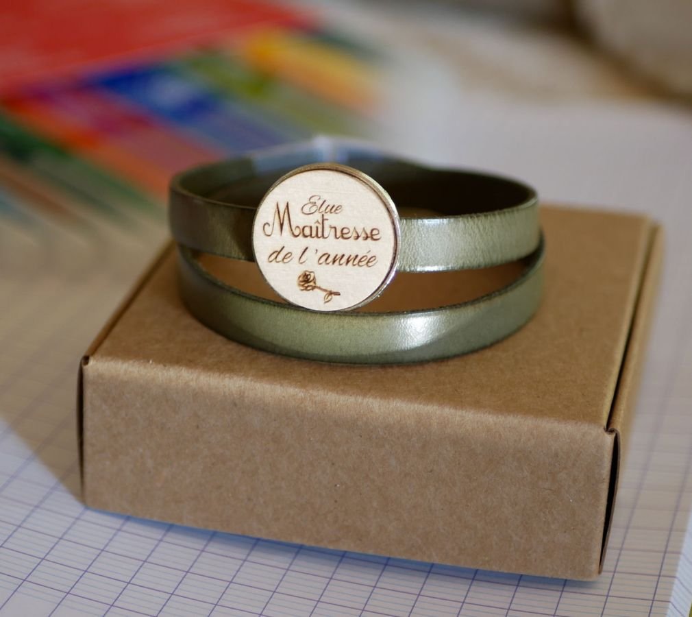 Dubbelt läderarmband med graverad träcabochon som kan anpassas