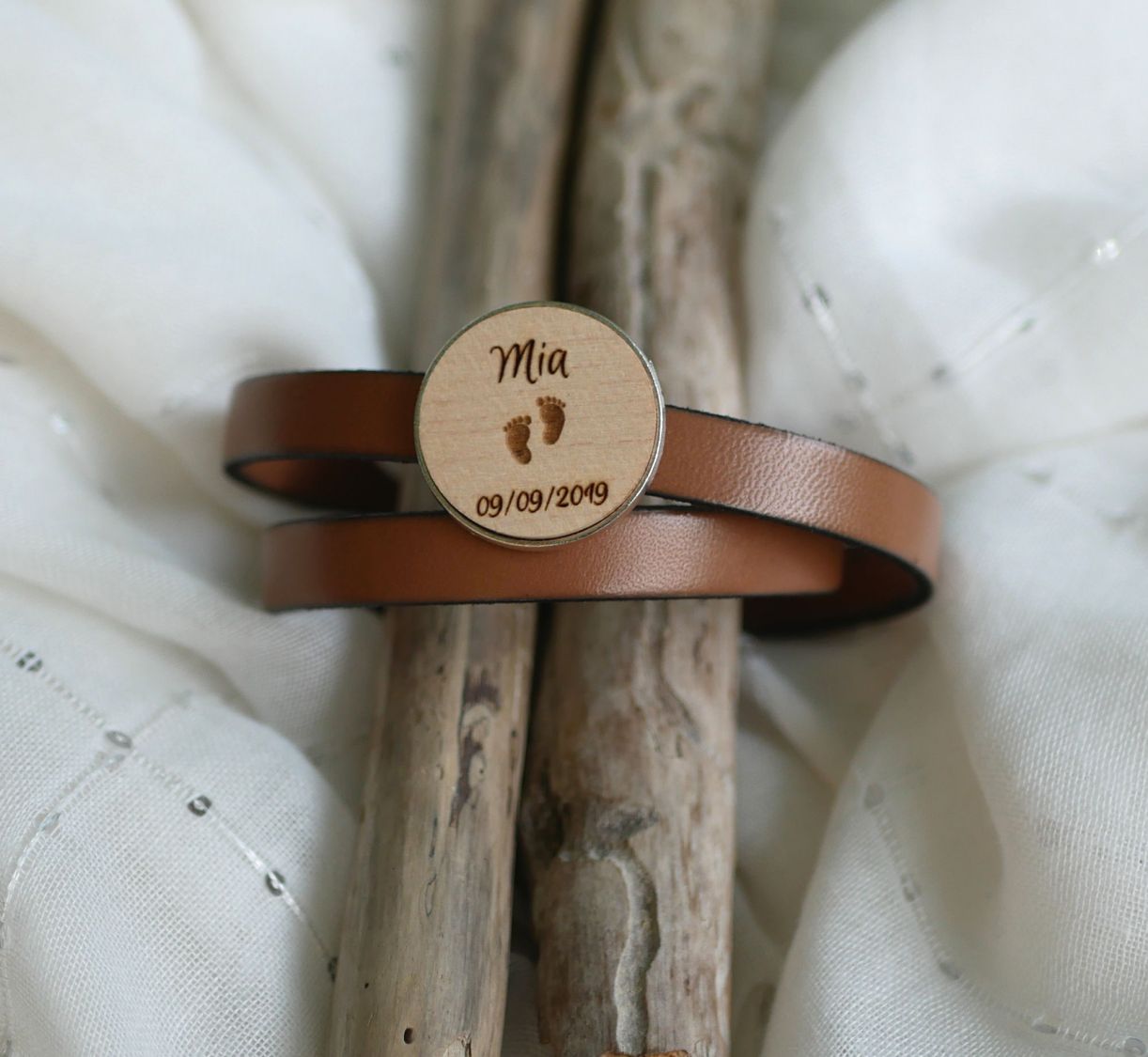 Dubbelt läderarmband med graverad träcabochon som kan anpassas