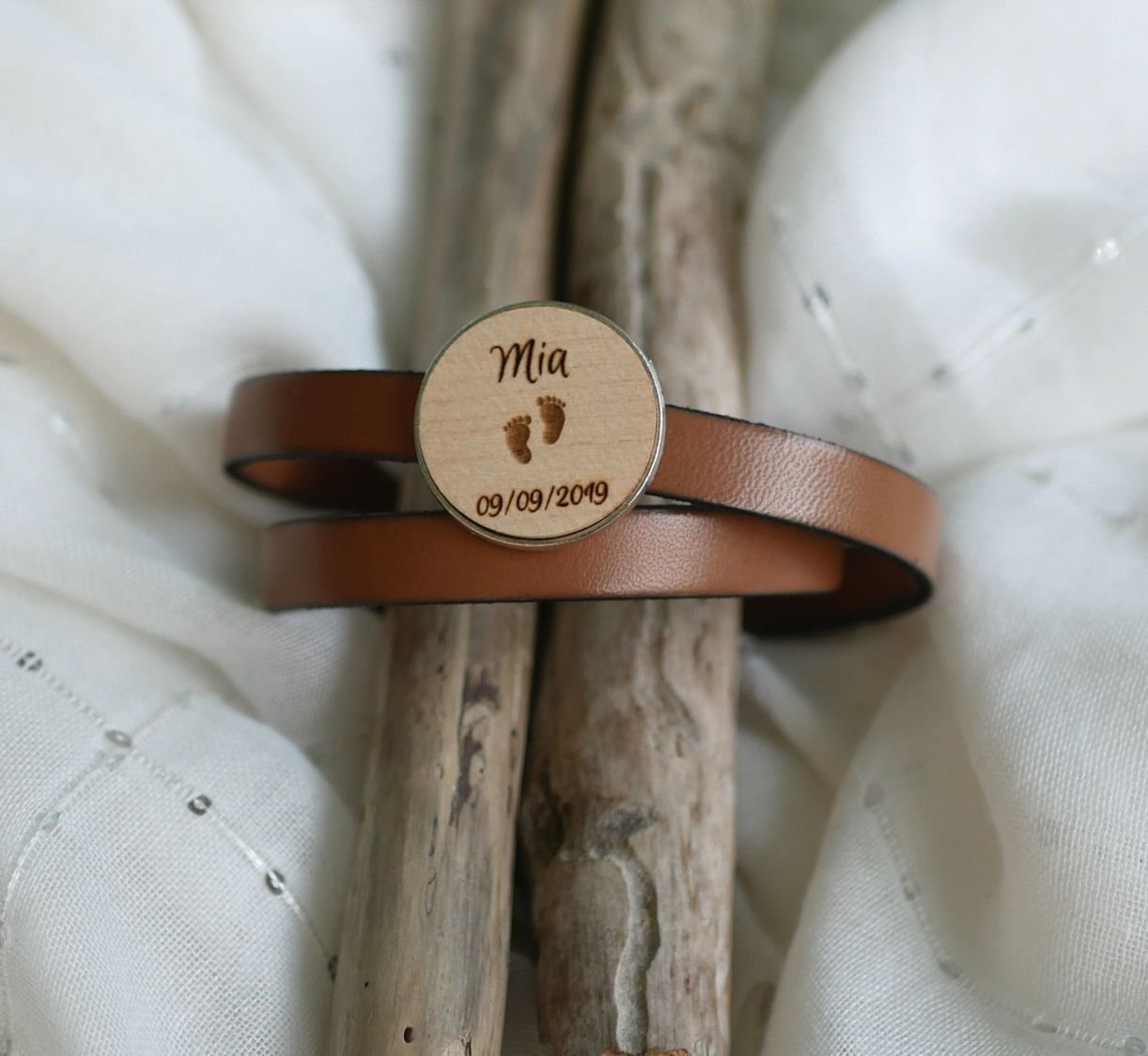 Dubbelt läderarmband med graverad träcabochon som kan anpassas