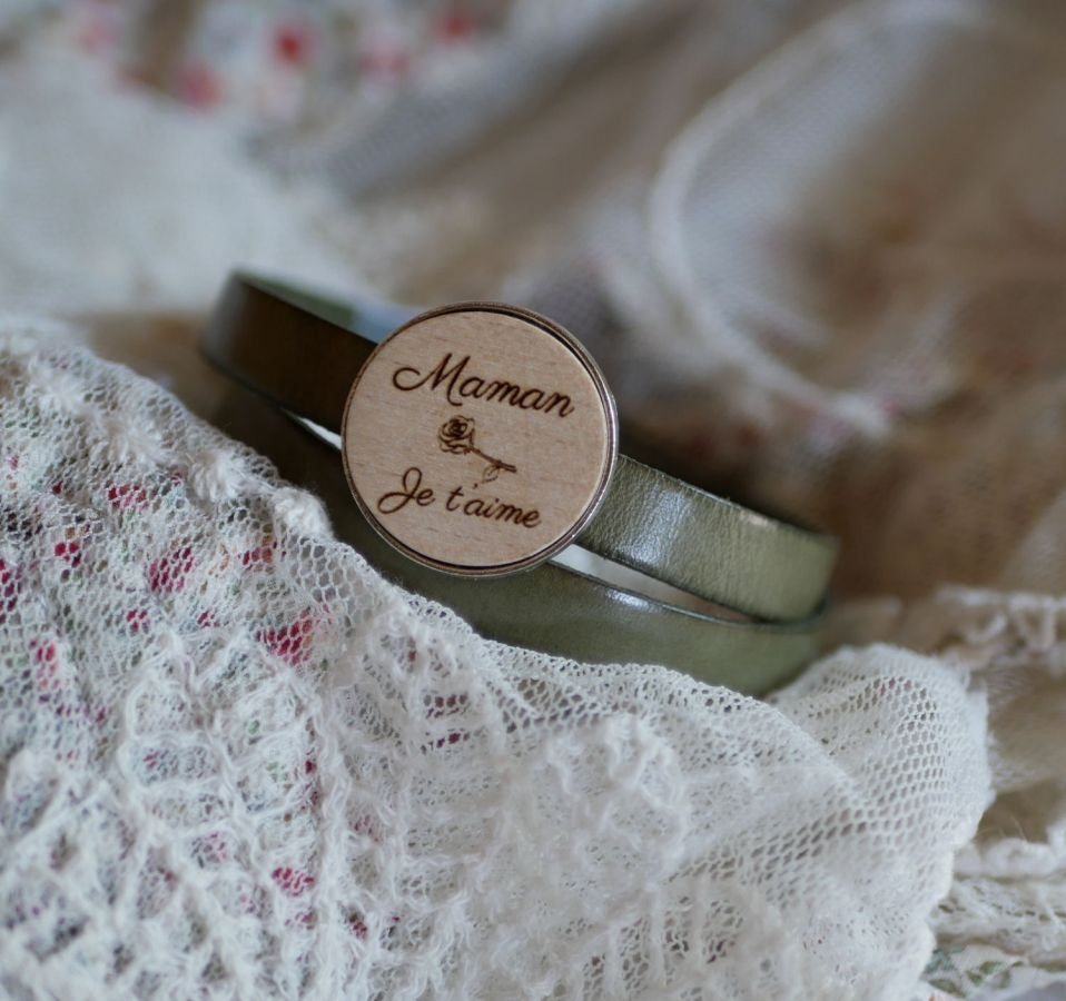 Dubbelt läderarmband med graverad träcabochon som kan anpassas