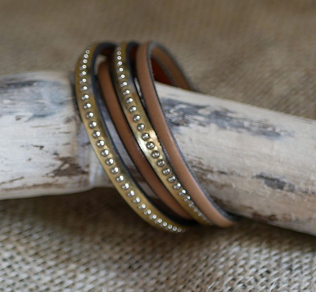 Dubbel graverad guld l&auml;derrem med silverp&auml;rlor, anpassningsbar