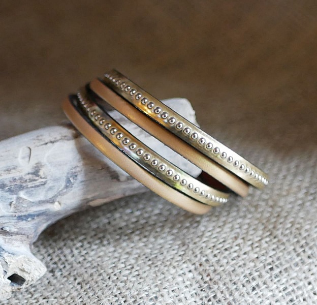 Dubbel graverad guld l&auml;derrem med silverp&auml;rlor, anpassningsbar