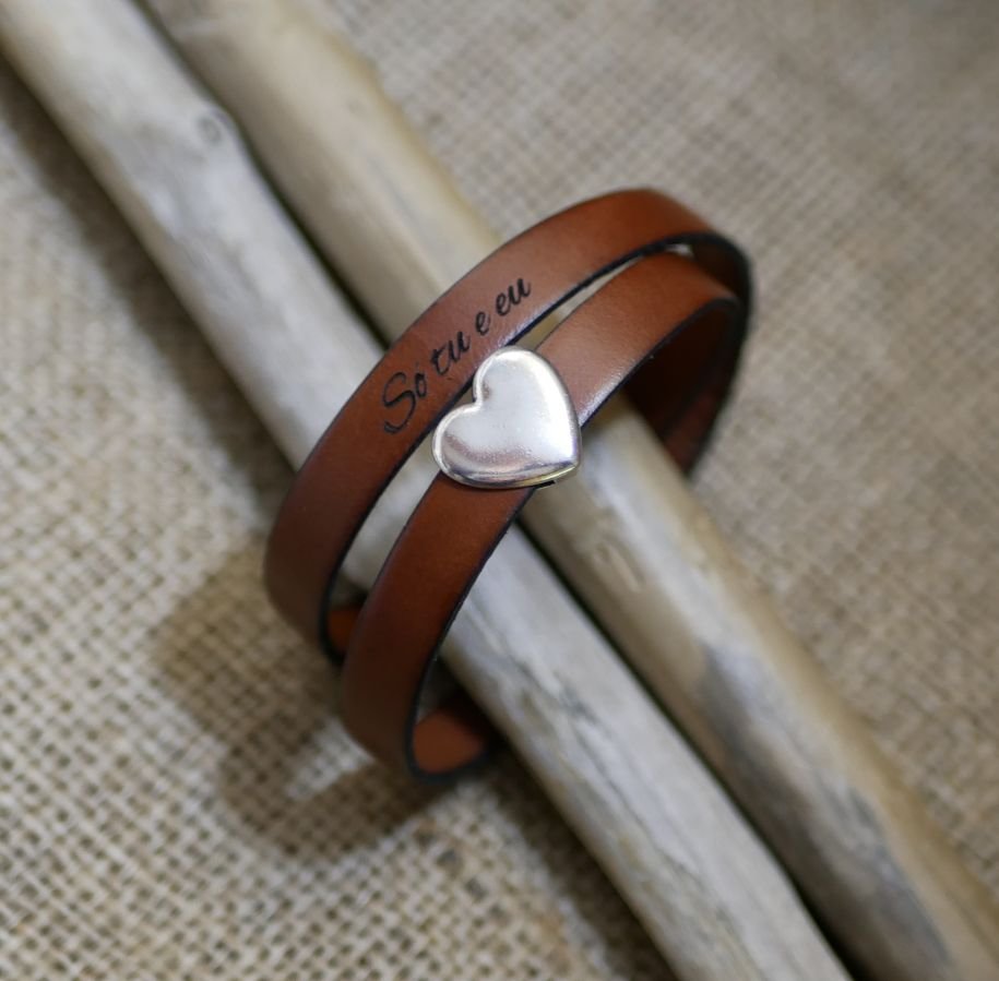 Dubbel läderarmband med silverhjärta, dina ord kan graveras