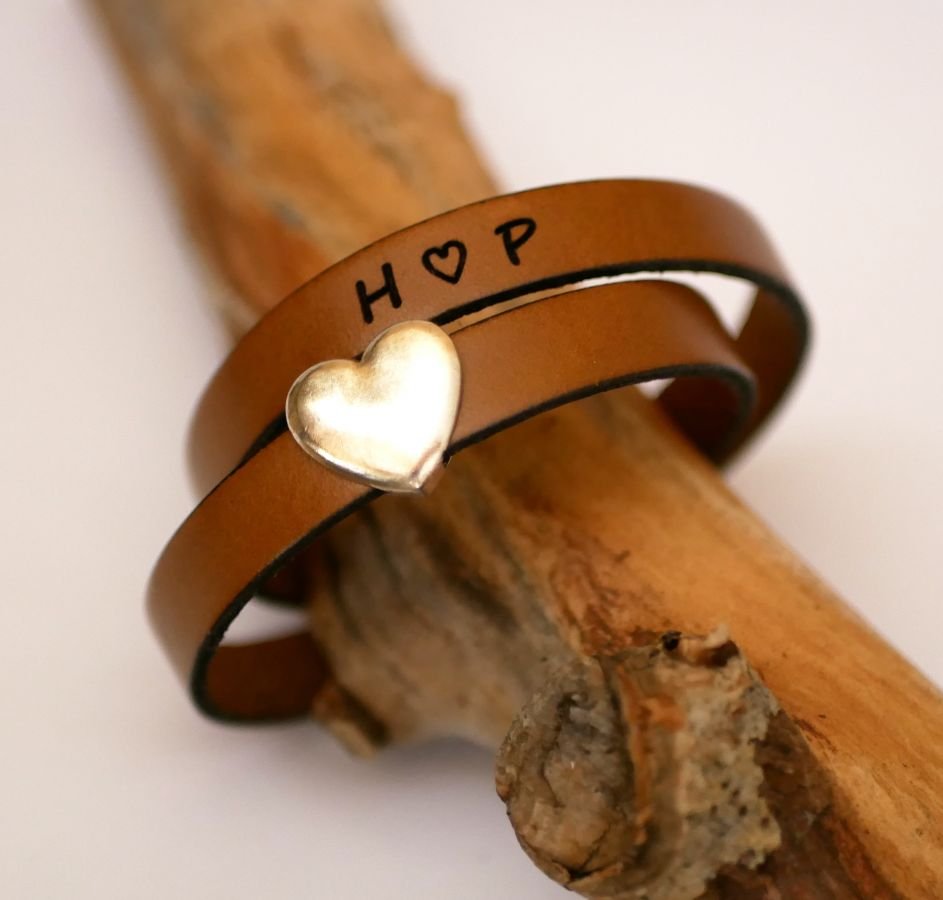 Dubbel läderarmband med silverhjärta, dina ord kan graveras