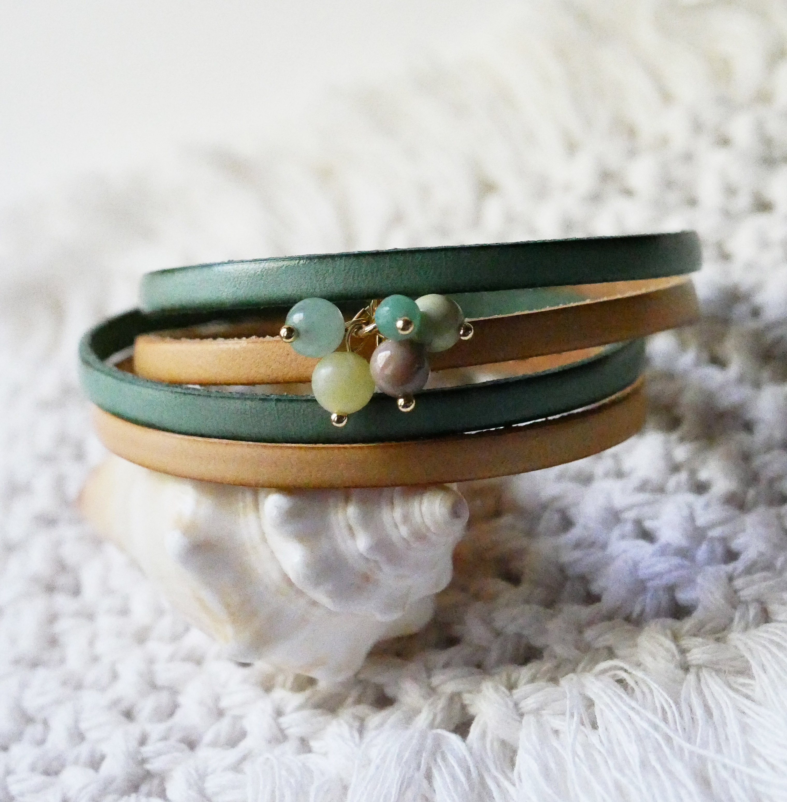Dubbelt läderarmband dekorerat med mjuka gröna pärlor och guldspänne
