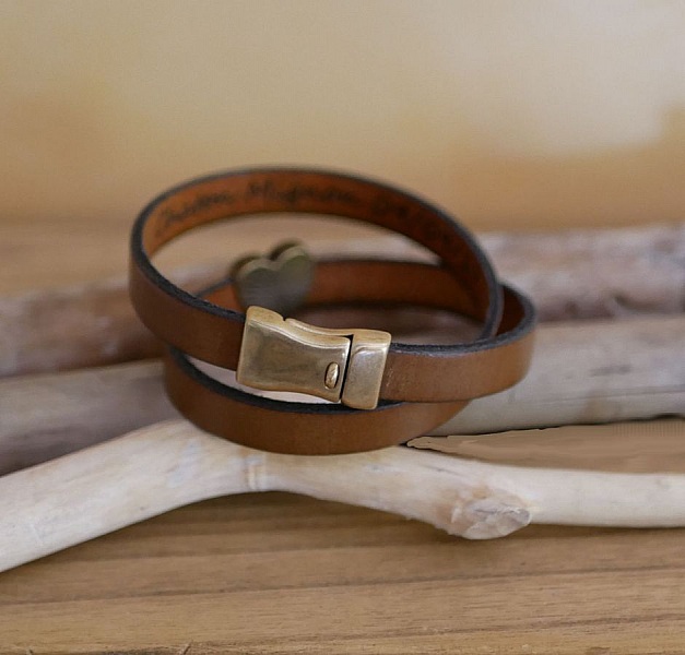 Dubbel l&auml;der- och bronsarmband med hj&auml;rta, m&ouml;jlighet att gravera dina ord