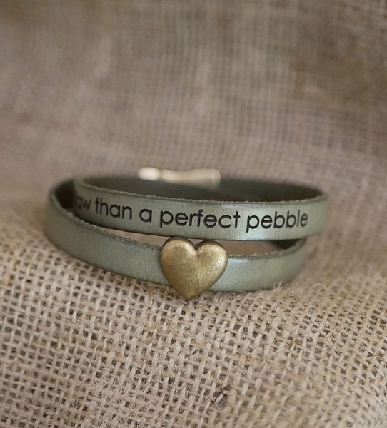 Dubbel l&auml;der- och bronsarmband med hj&auml;rta, m&ouml;jlighet att gravera dina ord