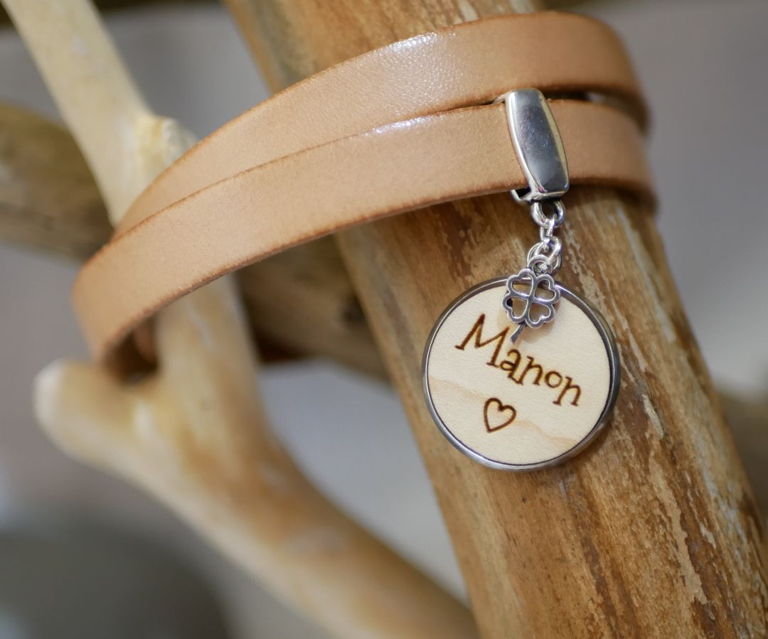 Skräddarsytt dubbelt läderarmband med träcabochon för gravyr