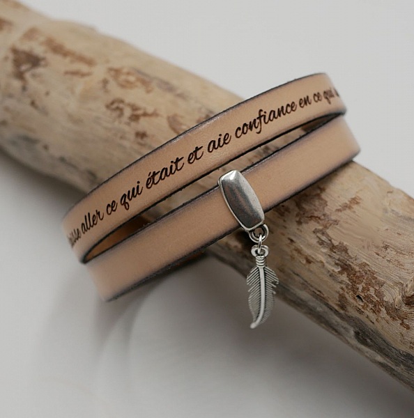 Personligt dubbelt l&auml;derarmband som ska graveras med ett h&auml;ngsmycke efter eget val.