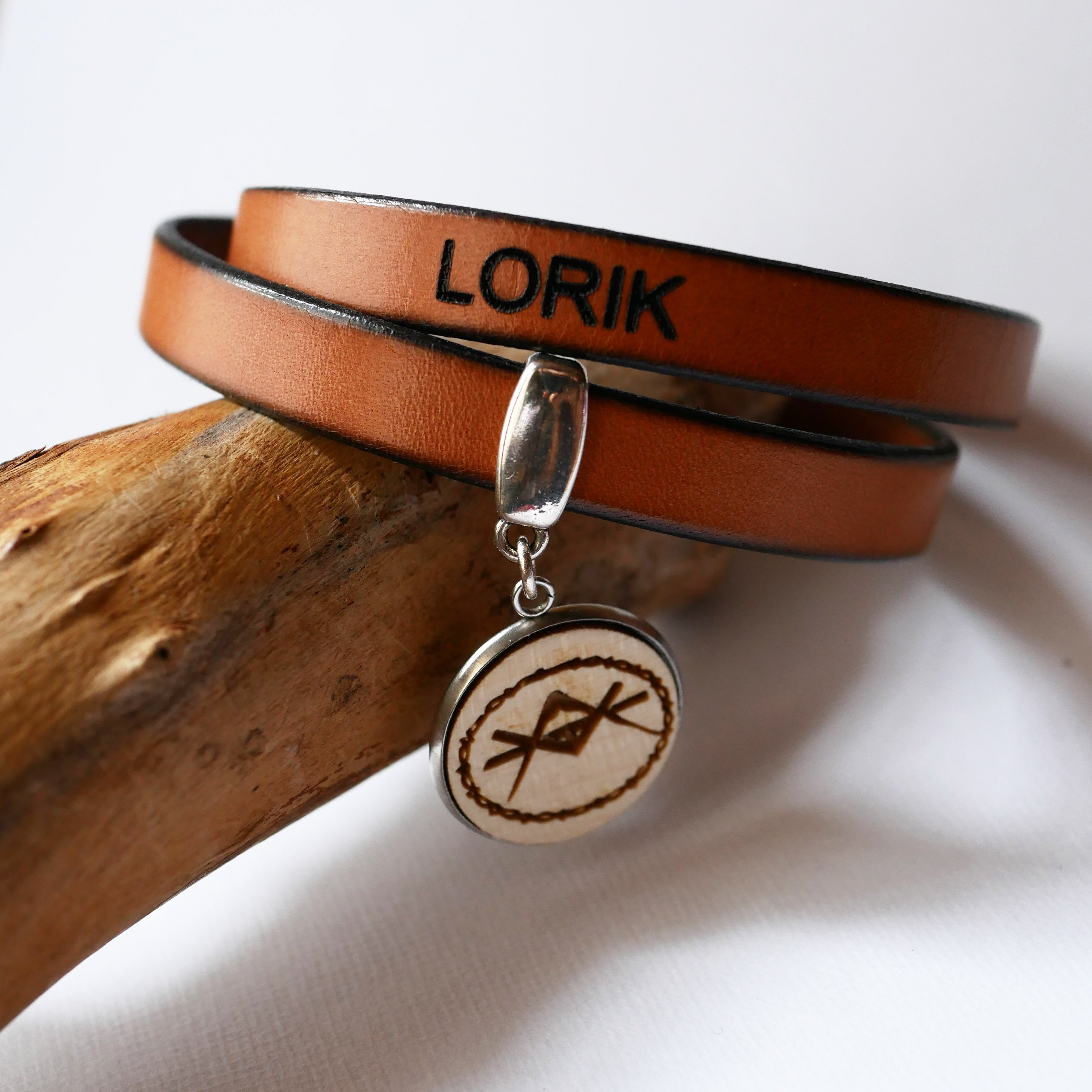 Skräddarsytt dubbelt läderarmband med träcabochon för gravyr