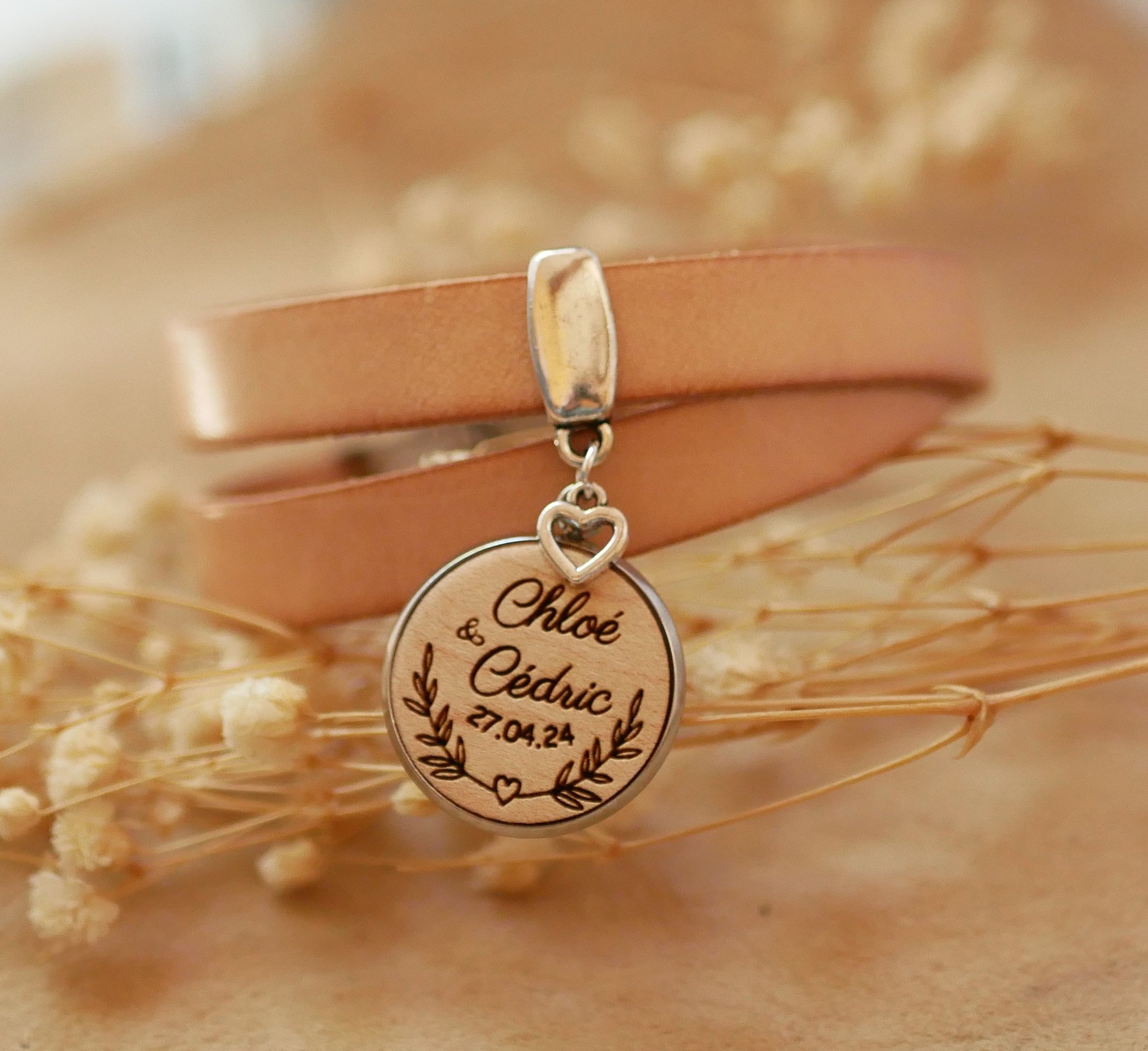 Skr&auml;ddarsytt dubbelt l&auml;derarmband med tr&auml;cabochon f&ouml;r gravyr