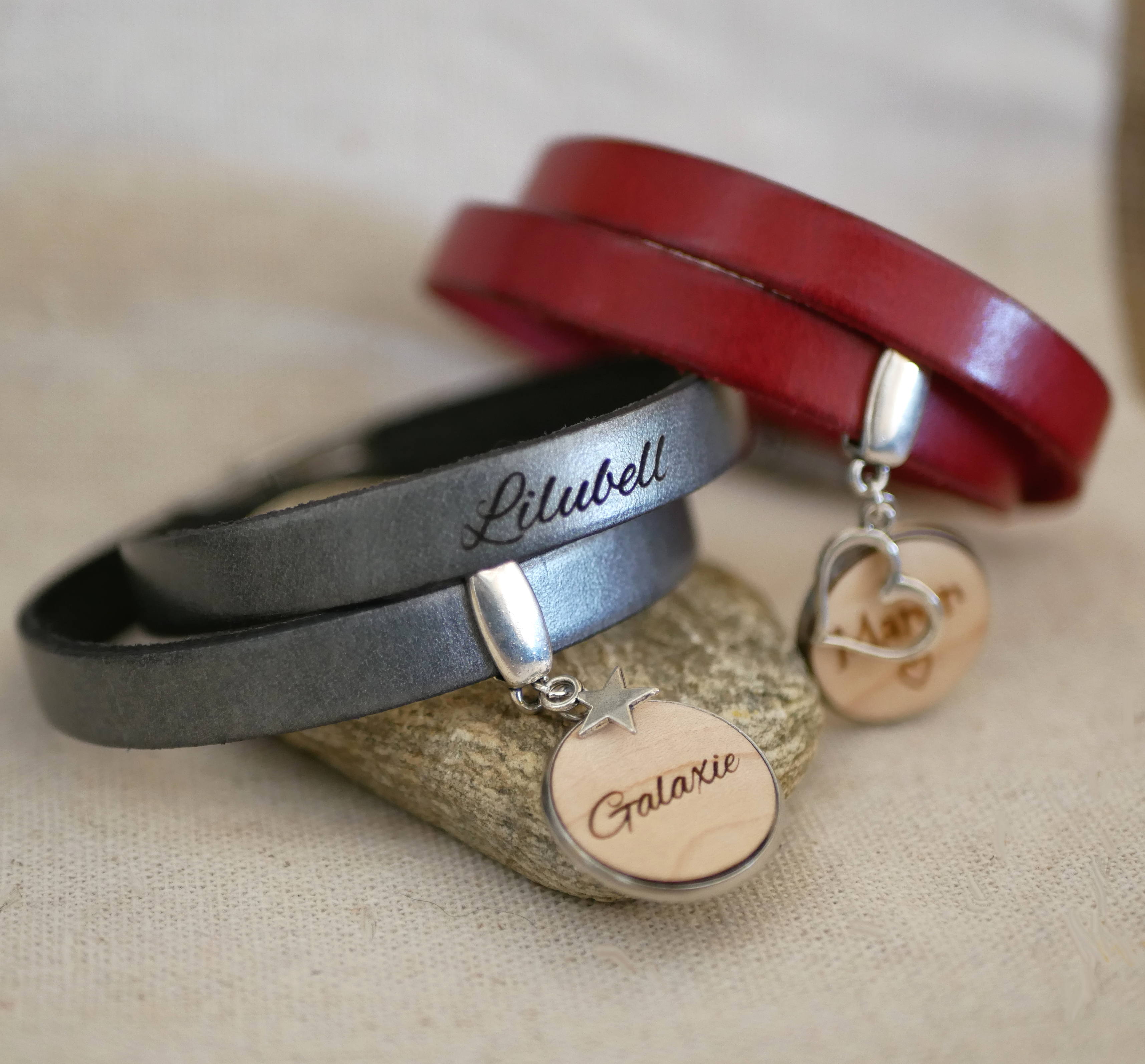 Skräddarsytt dubbelt läderarmband med träcabochon för gravyr