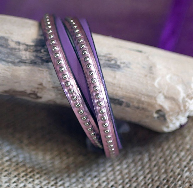 Skr&auml;ddarsytt dubbelt l&auml;derarmband med rosa gravyr 