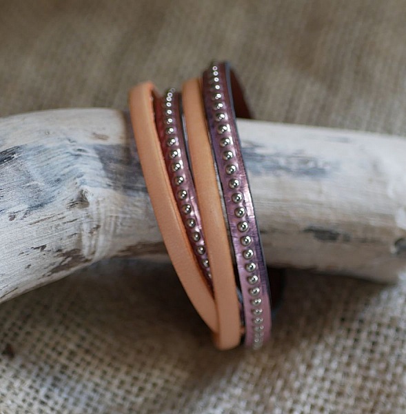 Skr&auml;ddarsytt dubbelt l&auml;derarmband med rosa gravyr 
