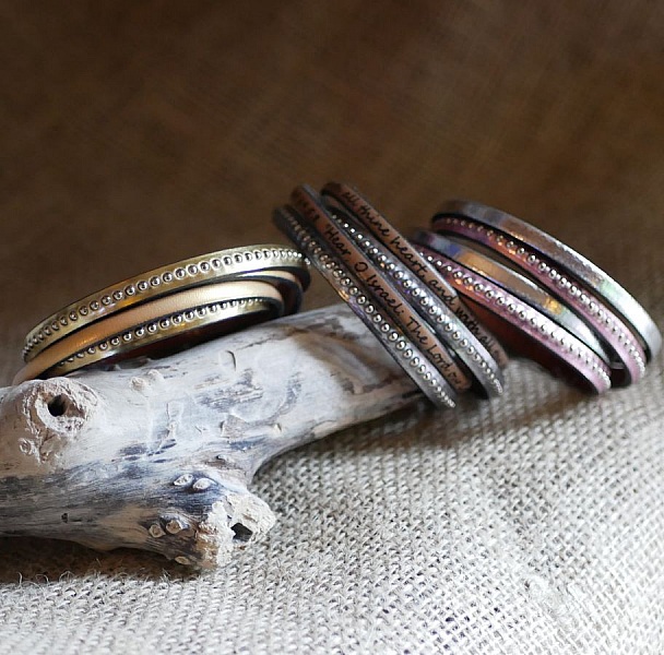 Skr&auml;ddarsytt dubbelt l&auml;derarmband med rosa gravyr 