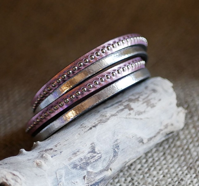 Skr&auml;ddarsytt dubbelt l&auml;derarmband med rosa gravyr 