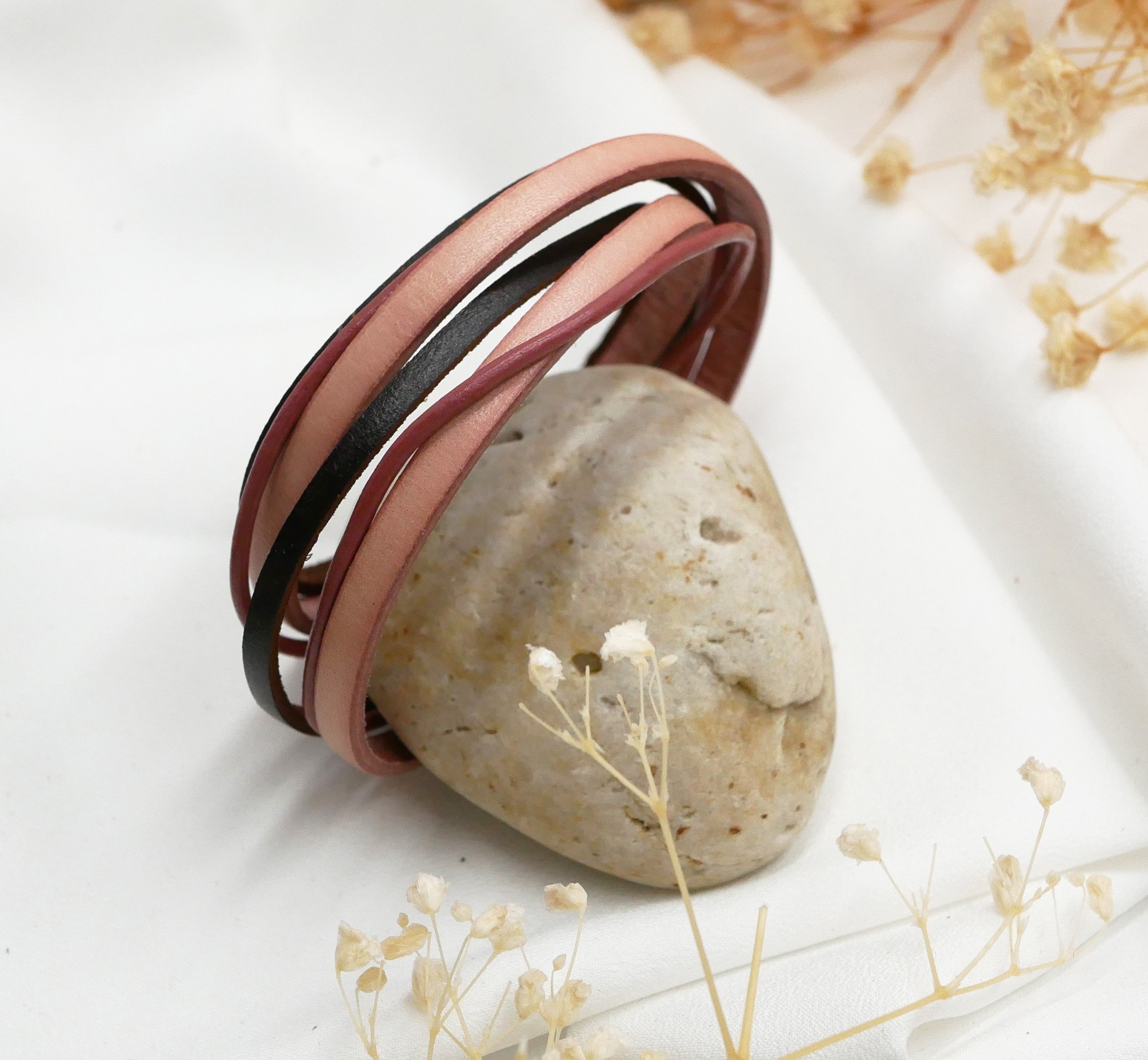 Vintagearmband i rosa och brunt l&auml;der med flera lameller