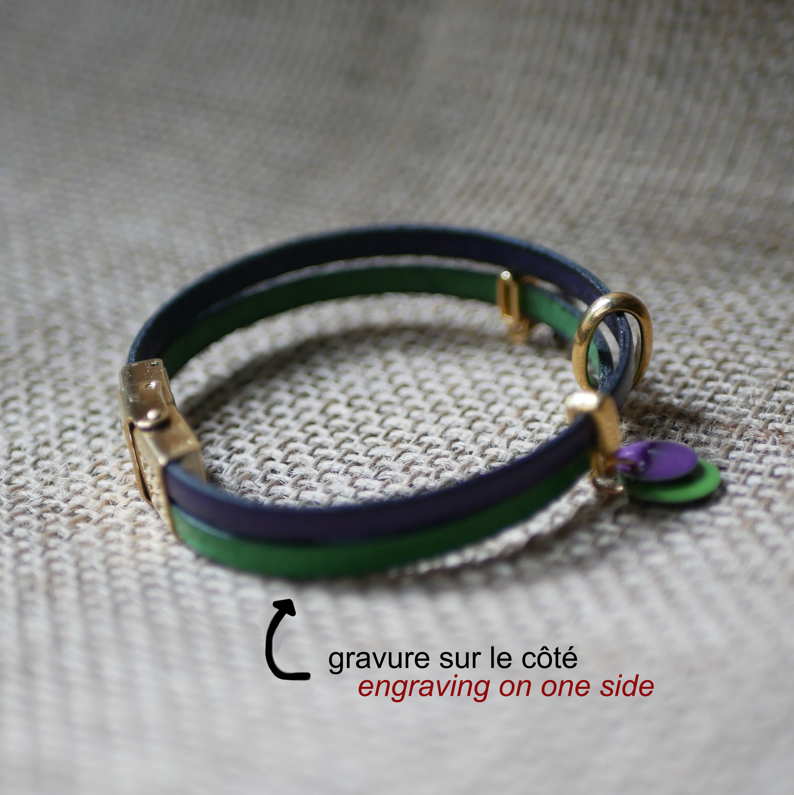Duo läderarmband med guldberlocker och lila-gröna paljetter 