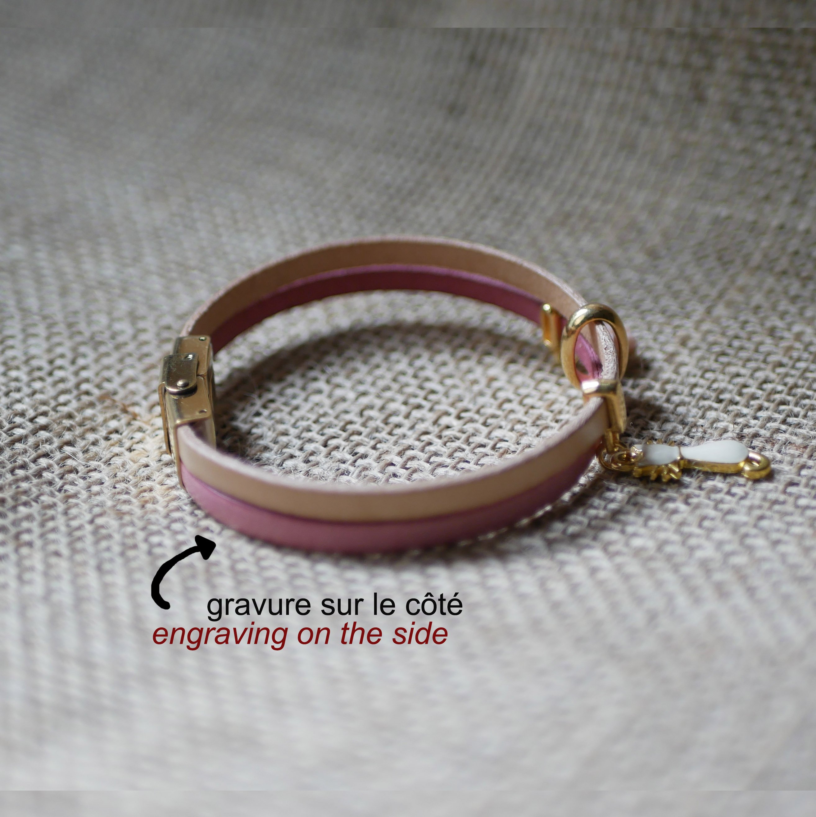 Duo-armband i läder med katt i guld och rosa berlocker 