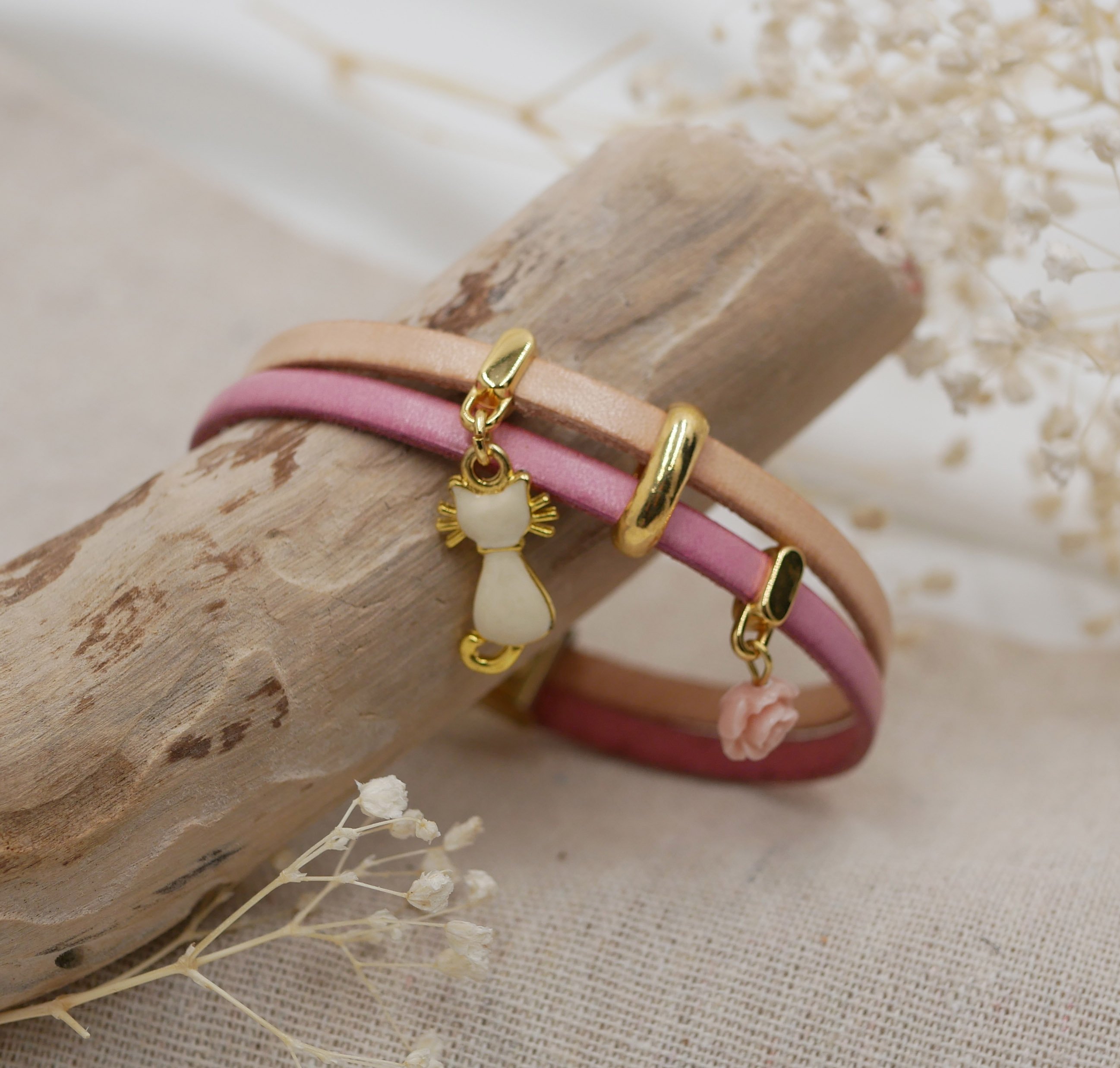 Duo-armband i läder med katt i guld och rosa berlocker 