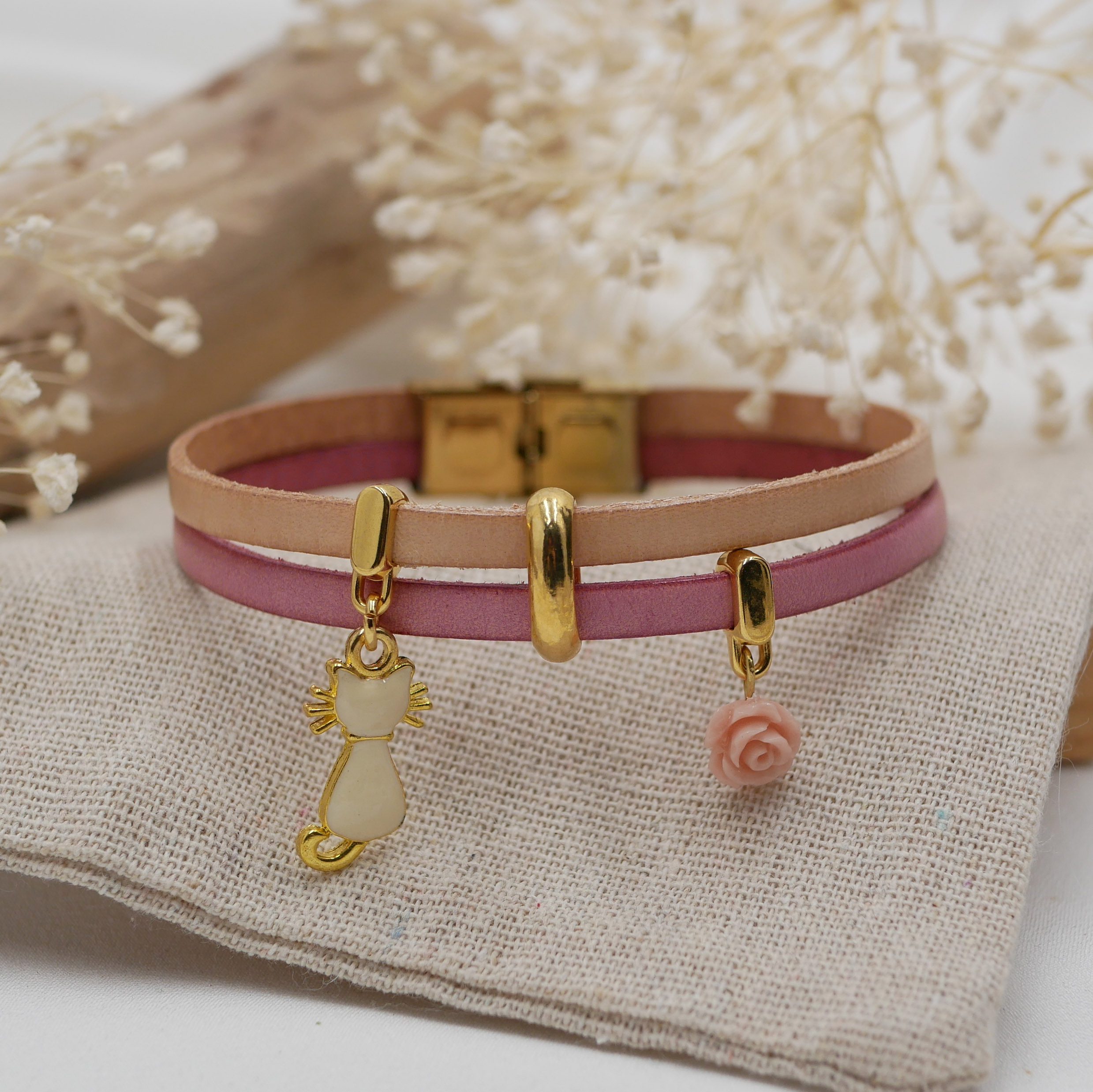 Duo-armband i läder med katt i guld och rosa berlocker 