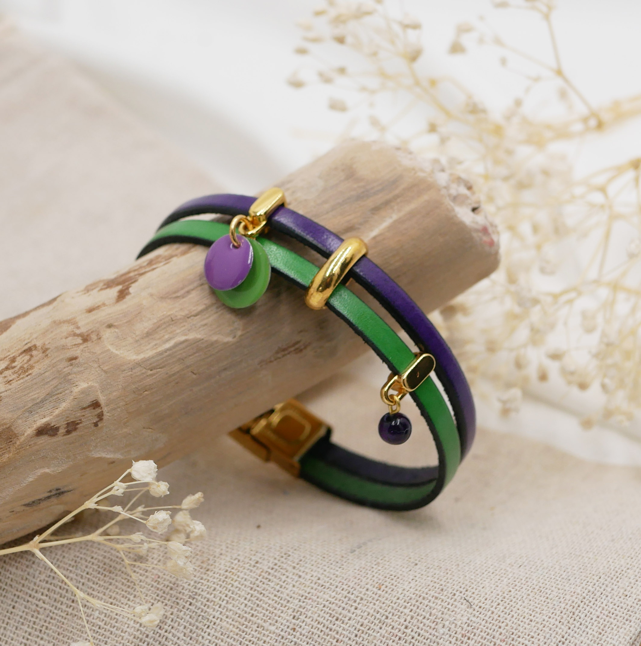 Duo läderarmband med guldberlocker och lila-gröna paljetter 