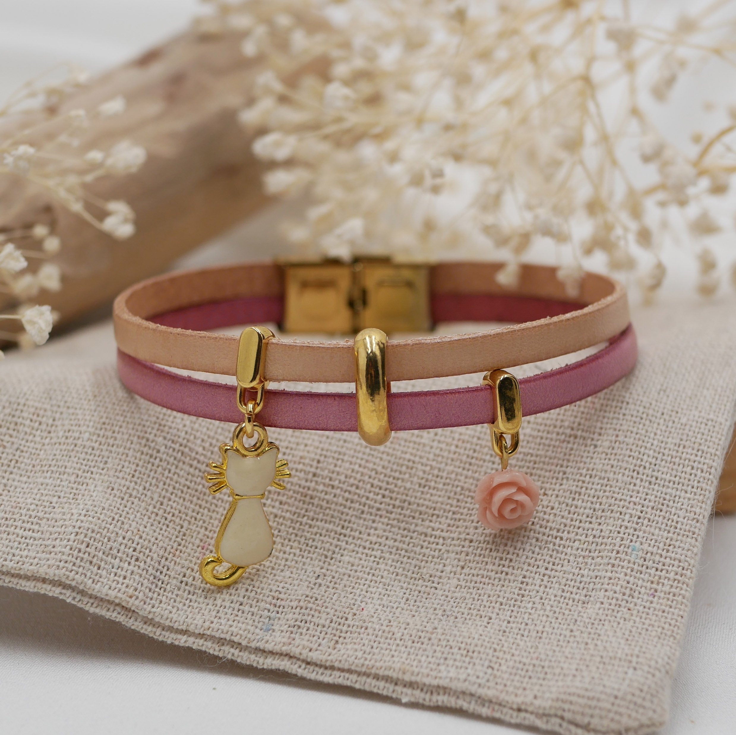 Duo-armband i läder med katt i guld och rosa berlocker 
