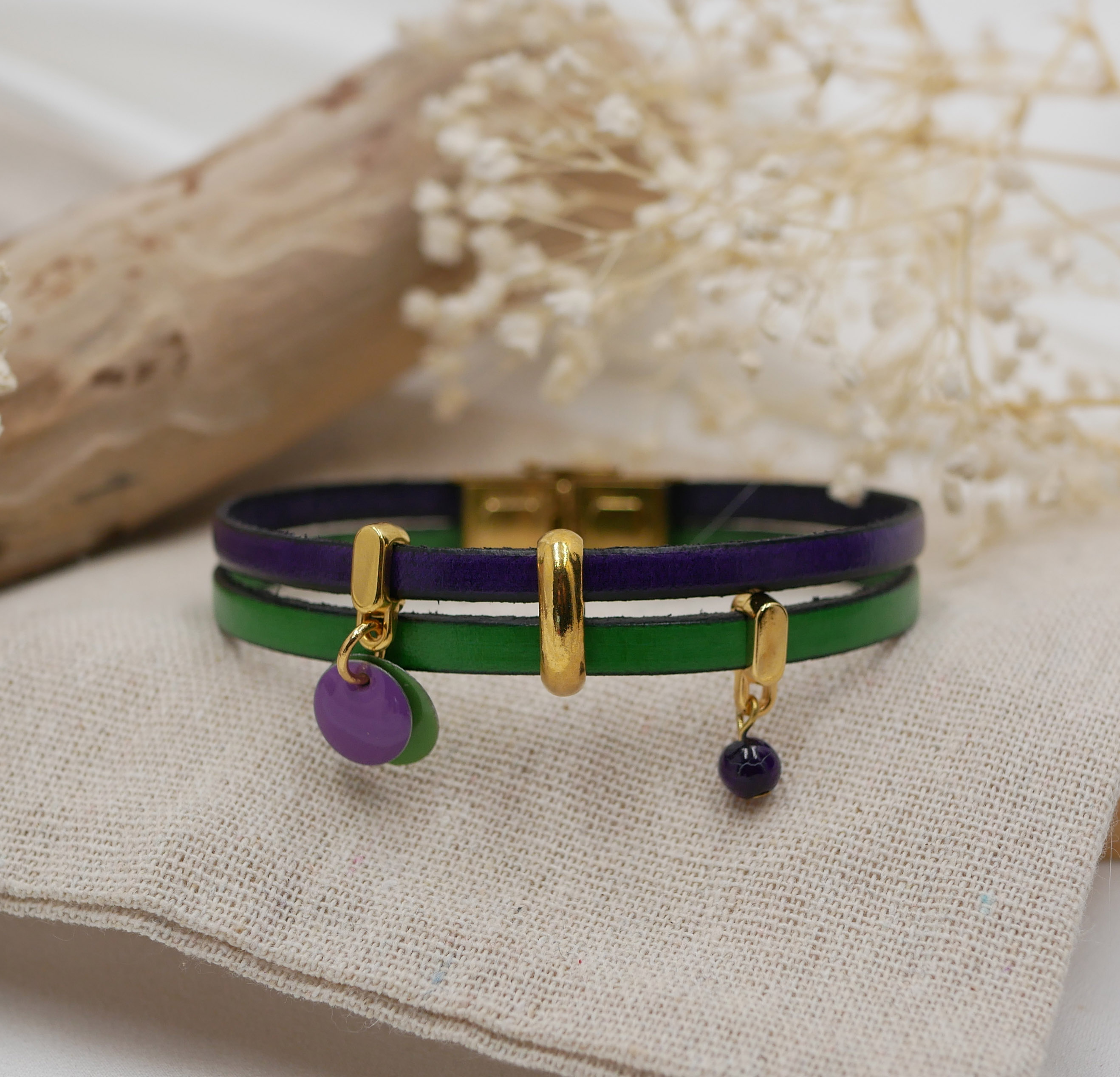 Duo läderarmband med guldberlocker och lila-gröna paljetter 