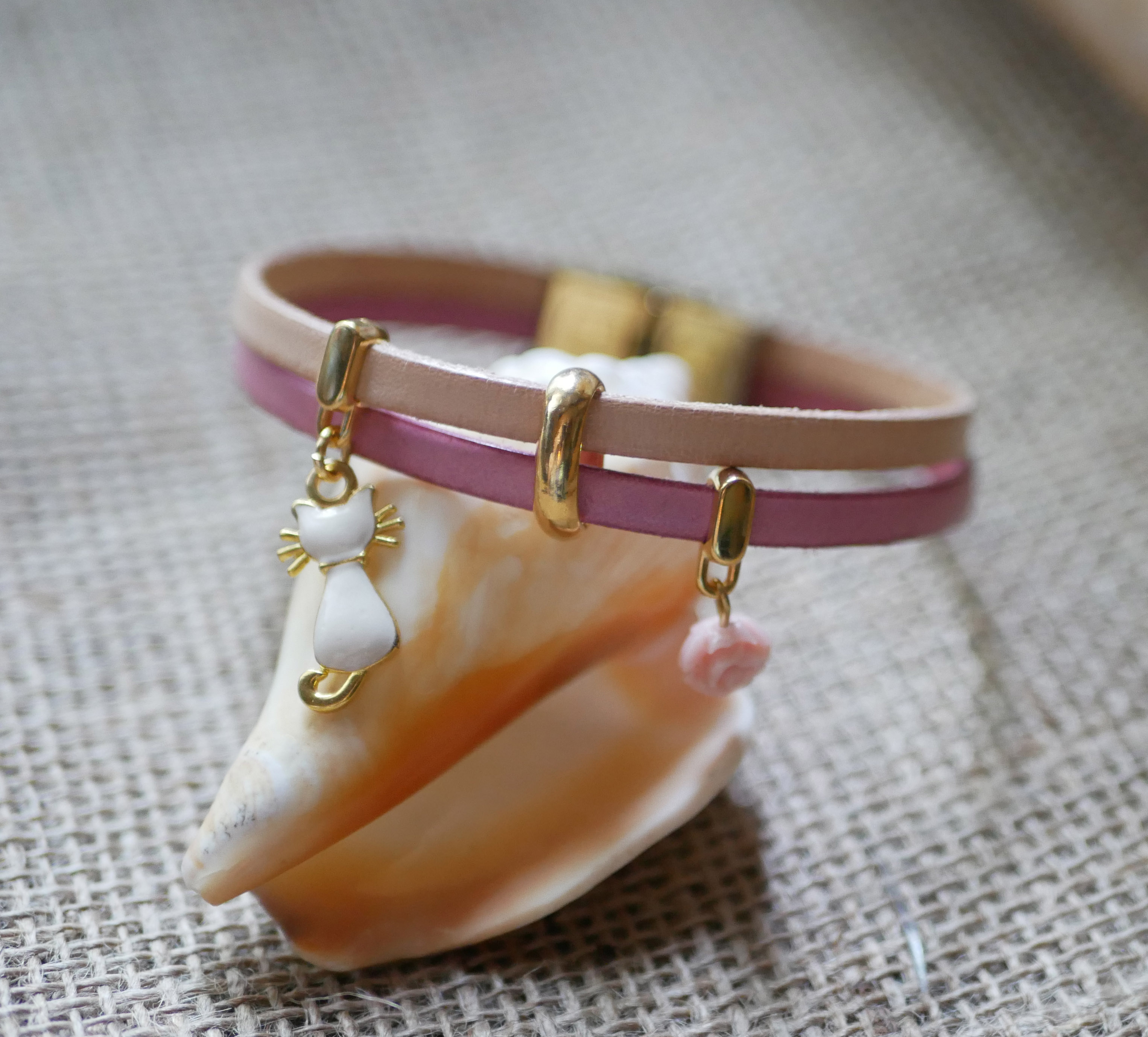 Duo-armband i läder med katt i guld och rosa berlocker 
