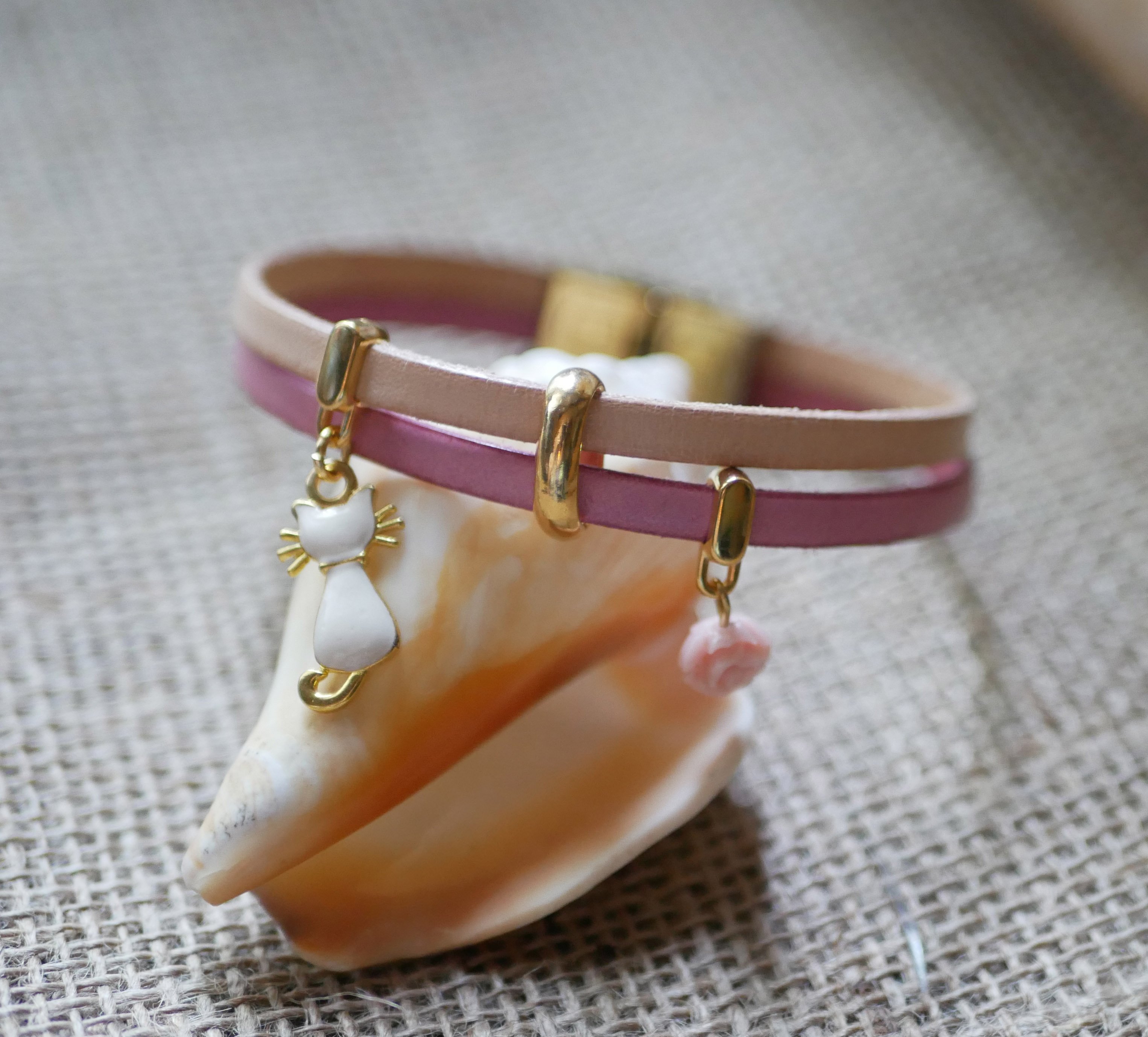 Duo-armband i läder med katt i guld och rosa berlocker 
