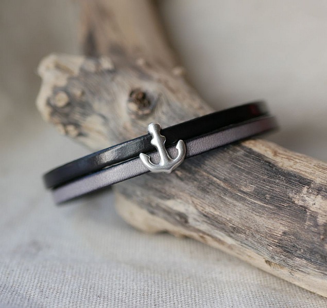 L&auml;der armband med ingraverat navy ankare