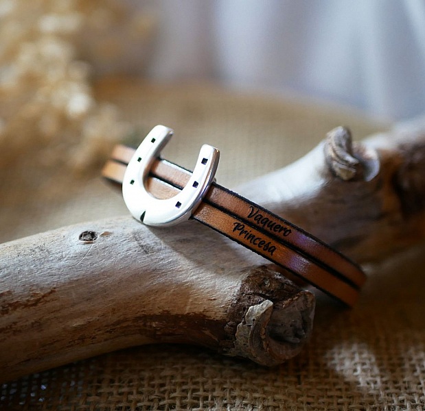 L&auml;derduoarmband och h&auml;stsko-slinga anpassningsbar f&ouml;r m&auml;n eller kvinnor